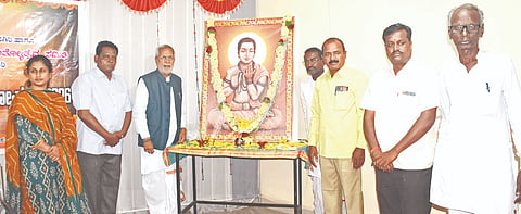 ಯಾದಗಿರಿಯಲ್ಲಿ ಬುಧವಾರ ಆಯೋಜಿಸಿದ್ದ ಹಡಪದ ಅಪ್ಪಣ್ಣ ಅವರ ಜಯಂತಿ ಕಾರ್ಯಕ್ರಮದಲ್ಲಿ ಶಾಸಕ ಚನ್ನಾರೆಡ್ಡಿ ಪಾಟೀಲ್ ತುನ್ನೂರ, ಡಾ.ಗುರುಪ್ರಸಾದ ವೈದ್ಯ, ಉತ್ತರಾದೇವಿ ಮಠಪತಿ ಸೇರಿದಂತೆಯೇ ಇತರರಿದ್ದರು.