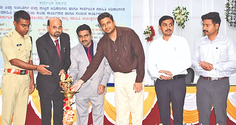 ಸಾರ್ವಜನಿಕ ಮಾಹಿತಿ ಹಾಗೂ ಪ್ರಥಮ ಮೇಲ್ಮನವಿ ಪ್ರಾಧಿಕಾರದ ಅಧಿಕಾರಿಗಳಿಗಾಗಿ ಯಾದಗಿರಿಯಲ್ಲಿ ಶನಿವಾರ ಆಯೋಜಿಸಿದ್ದ ಕಾರ್ಯಾಗಾರವನ್ನು ಕಲಬುರಗಿ ಪೀಠದ ಮಾಹಿತಿ ಆಯುಕ್ತ ವೆಂಕಟಸಿಂಗ್, ಬೆಂಗಳೂರು ಪೀಠದ ಆಯುಕ್ತ ಡಾ.ಮಹೇಶ ವಾಳ್ವೀಕರ್ ಉದ್ಘಾಟಿಸಿದರು. ಡಿಸಿ ರಾಹುಲ್ ಪಾಂಡ್ವೆ, ಎಸ್‌ಪಿ ಪೃಥ್ವಿಕ್ ಶಂಕರ್, ಎಡಿಸಿ ರಮೇಶ ಕೋಲಾರ ಇತರರಿದ್ದರು.