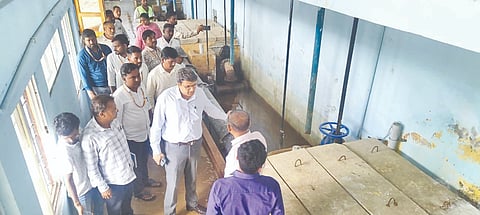 ಯಾದಗಿರಿ ನಗರದ ಶುದ್ಧ ಕುಡಿಯುವ ನೀರಿನ ಘಟಕಕ್ಕೆ ಸೋಮವಾರ ಭೇಟಿ ನೀಡಿದ ಡಿಸಿ ರಾಹುಲ್​ ಪಾಂಡ್ವೆ ಅಲ್ಲಿನ ಜಾಕವೆಲ್​ ಪರಿಶೀಲಿಸಿದರು. ಪೌರಾಯುಕ್ತ ಉಮೇಶ ಚವ್ಹಾಣ್​ ಇತರರಿದ್ದರು.