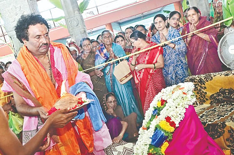 ಯಾದಗಿರಿ ಸಮೀಪದ ಅಬ್ಬೆತುಮಕೂರಿನ ವಿಶ್ವಾರಾಧ್ಯ ಮಠದಲ್ಲಿ ಬುಧವಾರ ಗುರುಪೂರ್ಣಮೆ ನಿಮಿತ್ತ ಹಮ್ಮಿಕೊಂಡ ಕಾರ್ಯಕ್ರಮದಲ್ಲಿ ಪೀಠಾಽಪತಿ ಶ್ರೀ ಡಾ.ಗಂಗಾಧರ ಸ್ವಾಮೀಜಿ ಮಾತನಾಡಿದರು. ಶಿವಶೇಖರ ವಿಶ್ಯಾರಾಧ್ಯ ಶ್ರೀ ಇತರರಿದ್ದರು.