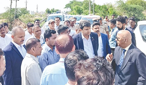 ಯಾದಗಿರಿ ನಗರದ ಡಾನ್​ ಬಾಸ್ಕೋ ಹತ್ತಿರದ ಹಳ್ಳಕ್ಕೆ ಶುಕ್ರವಾರ ಬೆಳಗ್ಗೆ ಉಪ ಲೋಕಾಯುಕ್ತ ಕೆ.ಎನ್​.ಫಣೀಂದ್ರ ಭೇಟಿ ನೀಡಿ ಕಲುಷಿತ ನೀರು ಸಂಗ್ರಹವಾಗುತ್ತಿರುವುದು ಪರಿಶೀಲಿಸಿದ ಬಳಿಕ ಡಿಸಿ ರಾಹುಲ್​ ಪಾಂಡ್ವೆ, ಜಿಪಂ ಸಿಇಒ ಲವೀಶ್​ ಓರ್ಡಿಯಾ, ಎಸ್​ಪಿ ಪೃಥ್ವಿಕ್​ ಶಂಕರ್​ ಜತೆ ಚರ್ಚಿಸಿದರು.