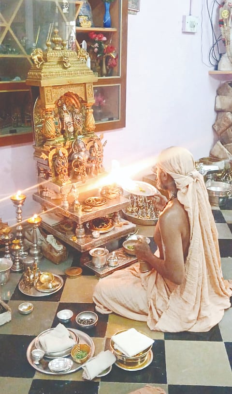 ಶಹಾಪುರ ನಗರದ ಹಿರಿಯ ನ್ಯಾಯವಾದಿ ಶ್ರೀನಿವಾಸರಾವ್ ಕುಲಕರ್ಣಿ ಕೊಳ್ಳೂರ ಅವರ ಮನೆಯಲ್ಲಿ ಶ್ರೀ ಸತ್ಯಾತ್ಮತೀರ್ಥ ಸ್ವಾಮಿಗಳಿಂದ ಶ್ರೀರಾಮದೇವರ ಪೂಜೆ ನಡೆಯಿತು.