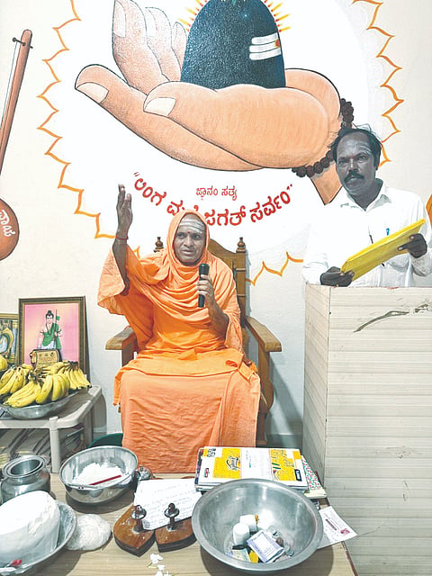 ಯಾದಗಿರಿ ನಗರದ ಸದ್ಗುರು ಶ್ರೀ ದಾಸಬಾಳದೀಶ್ವರ ಮಠದಲ್ಲಿ ಬುಧವಾರ ಹಮ್ಮಿಕೊಂಡ ಗುರು ಪೂರ್ಣಿಮೆ ಕಾರ್ಯಕ್ರಮದಲ್ಲಿ ಶ್ರೀವೀರೇಶ್ವರ ಸ್ವಾಮೀಜಿ ಮಾತನಾಡಿದರು.