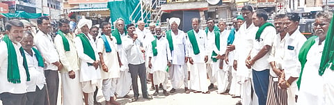ಸುರಪುರ ರಾಜ್ಯ ರೈತ ಸಂಘ-ಹಸಿರು ಸೇನೆ ತಾಲೂಕು ಸಮಿತಿ ಪದಾಧಿಕಾರಿಗಳು ವಿವಿಧ ಬೇಡಿಕೆಗೆ ಆಗ್ರಹಿಸಿ ಸುರಪುರದಲ್ಲಿ ಶುಕ್ರವಾರ ಪ್ರತಿಭಟನೆ ನಡೆಸಿ ತಹಸೀಲ್ದಾರ್​ಗೆ ಮನವಿಪತ್ರ ಸಲ್ಲಿಸಿದರು. ಅಯ್ಯಣ್ಣ ಹಾಲಭಾವಿ,ತಿಪ್ಪಣ್ಣ ಜಂಪಾ, ಮಲ್ಲಣ್ಣ ಹಾಲಬಾವಿ,ಹಣಮಂತ್ರಾಯ ಚಂದಲಾಪೂರ, ವೆಂಕಟೇಶಗೌಡ ಕುಪಗಲ್​, ಸಾಹೇಬಗೌಡ ಮದಲಿಂಗನಾಳ, ಹಣಮಗೌಡ ನಾರಾಯಣಪುರ ಇತರರಿದ್ದರು