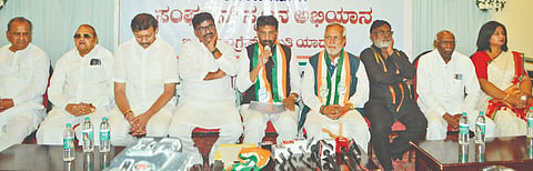 ಯಾದಗಿರಿಯಲ್ಲಿ ಬುಧವಾರ ನಡೆದ ಕಾಂಗ್ರೆಸ್ ಪಕ್ಷದ ಸಭೆಯಲ್ಲಿ ಎಐಸಿಸಿ ಕಾರ್ಯದರ್ಶಿ ಜಟ್ಟಿ ಕುಸುಮಕುಮಾರ ಮಾತನಾಡಿದರು. ಶಾಸಕರಾದ ಚನ್ನಾರಡ್ಡಿ ಪಾಟೀಲ್ ತುನ್ನೂರ, ರಾಜಾ ವೇಣುಗೋಪಾಲ ನಾಯಕ, ಮಾಜಿ ಸಚಿವ ಬಾಬುರಾವ ಚಿಂಚನಸೂರ, ಜಿಲ್ಲಾಧ್ಯಕ್ಷ ಬಸರೆಡ್ಡಿ ಅನಪುರ, ಶ್ರೀದೇವಿ ನಾಯಕ, ಶಾಮಸನ್ ಮಾಳಿಕೇರಿ ಇತರರಿದ್ದರು.