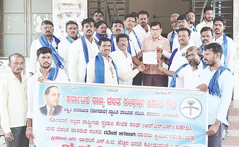 ಸಂಸದ ರಮೇಶ ಜಿಗಜಿಣಗಿ ಕ್ಷಮೆ ಯಾಚಿಸುವುದು ಸೇರಿ ವಿವಿಧ ಬೇಡಿಕೆ ಈಡೇರಿಸುವಂತೆ ಆಗ್ರಹಿಸಿ ರಾಜ್ಯ ದಲಿತ ಸಂರ್ಷ ಸಮಿತಿ (ನಾಗವಾರ ಸ್ಥಾಪಿತ) ತಾಲೂಕು ಘಟಕದ ಪದಾಧಿಕಾರಿಗಳು ಸೋಮವಾರ ಶಹಾಪುರ ತಹಸೀಲ್ದಾರ್​ ಮೂಲಕ ರಾಜ್ಯಪಾಲರಿಗೆ ಮನವಿಪತ್ರ ಸಲ್ಲಿಸಿದರು. ಶರಣಪ್ಪ ಭೂತಾಳಿ, ಹೊನ್ನಪ್ಪನ ಗಂಗನಾಳ, ಶಿವಶರಣಪ್ಪ ಯಾಳಗಿ, ಹೊನ್ನಪ್ಪ ದಸ್ತಾಪುರ, ಬಸವರಾಜ ಚಿಂಚೋಳಿ, ಮರೆಪ್ಪ ಸದಲಾಪುರ, ಬಸವರಾಜ ಭಜಂತ್ರಿ ಇತರರಿದ್ದರು.
