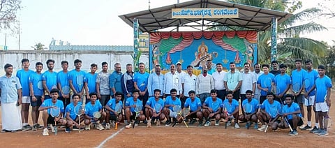 ಯಳಂದೂರು ತಾಲೂಕಿನ ಹೊನ್ನೂರು ಗ್ರಾಮದ ಡಾ.ಭೀಮ್‌ರಾವ್ ರಾಮ್‌ಜಿ ಪ್ರೌಢಶಾಲೆಯ ಆವರಣದಲ್ಲಿ ಮೂರು ದಿನಗಳವರೆಗೆ ನಡೆದ ಬಾಲ್ ಬ್ಯಾಡ್ಮಿಂಟನ್ ತರಬೇತಿ ಮತ್ತು ರಾಜ್ಯ ತಂಡದ ಆಯ್ಕೆಯಲ್ಲಿ ಆಯ್ಕೆಯಾದ ಆಟಗಾರರು. 