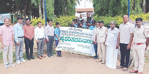 ಯಳಂದೂರು ಸಮೀಪದ ಚಾಮರಾಜನಗರ ತಾಲೂಕಿನ ಕುದೇರು ಗ್ರಾಮದ ಸಿ.ಸಂಗಶೆಟ್ಟಿ ಸರ್ಕಾರಿ ಪ್ರೌಢಶಾಲೆಯಲ್ಲಿ ಸೋಮವಾರ ಹಮ್ಮಿಕೊಂಡಿದ್ದ ವಿಶ್ವ ಪರಿಸರ ದಿನಾಚರಣೆ ಕಾರ್ಯಕ್ರಮದ ಅಂಗವಾಗಿ ವಿದ್ಯಾರ್ಥಿಗಳು ಜಾಗೃತಿ ಜಾಥಾ ನಡೆಸಿದರು. ಅರಣ್ಯ ಇಲಾಖೆಯ ಆರ್.ಮಹೇಶ್, ವಕೀಲ ಗೌಡಹಳ್ಳಿ ಮಹೇಶ್ ಇತರರು ಇದ್ದರು.