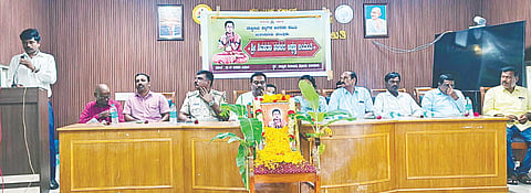 ಯಳಂದೂರು ಪಟ್ಟಣದ ತಾಲೂಕು ಪಂಚಾಯಿತಿ ಸಭಾಂಗಣದಲ್ಲಿ ಬುಧವಾರ ನಡೆದ ಶಿವಶರಣ ಹಡಪದ ಅಪ್ಪಣ್ಣ ಜಯಂತಿ ಕಾರ್ಯಕ್ರಮದಲ್ಲಿ ಡಾ.ಎ.ಎಂ.ಪ್ರಭುಸ್ವಾಮಿ ಮಾತನಾಡಿದರು. ಎಚ್.ವಿ.ಚಂದ್ರು, ಪಿ.ಸಿ.ಶ್ರೀಕಂಠಸ್ವಾಮಿ, ಕಿನಕಹಳ್ಳಿ ಪ್ರಭುಪ್ರಸಾದ್ ಇದ್ದರು.