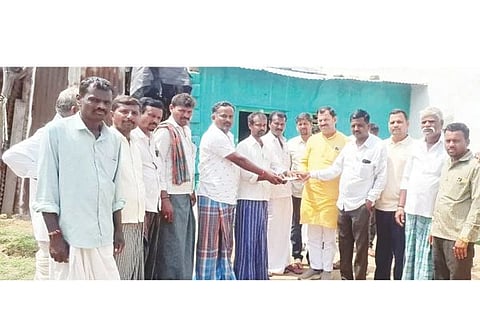 ಯಲಬುರ್ಗಾ ತಾಲೂಕಿನ ಕುಡಗುಂಟಿ ರೈತ ಗವಿಸಿದ್ದಪ್ಪ ಗೆದಗೇರಿ ಅವರಿಗೆ ಜಿಪಂ ಮಾಜಿ ಸದಸ್ಯ ಅರವಿಂದಗೌಡ ಪಾಟೀಲ್ ವೈಯಕ್ತಿಕವಾಗಿ ಧನಸಹಾಯ ಮಾಡಿದರು. ಗ್ರಾಮಸ್ಥರಾದ ವೀರೇಶ ಮ್ಯಾಗಳಮಠ, ಶಂಕರಗೌಡ ಪಾಟೀಲ್, ಶಂಕ್ರಪ್ಪ ಹರಿಜನ, ಶರಣಪ್ಪ ಹಾದಿಮನಿ, ದೇವಪ್ಪ ಗುರಿಕಾರ ಇತರರಿದ್ದರು. 