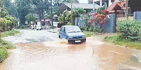 ನಾಪೋಕ್ಲು - ಬೆಟ್ಟಗೇರಿ ಮುಖ್ಯ ರಸ್ತೆಯ ಕೊಟ್ಟ ಮುಡಿಯಲ್ಲಿ ಬುಧವಾರ ಸುರಿದ ಮಳೆಯಿಂದಾಗಿ ಮಳೆ ನೀರು ಸಂಪೂರ್ಣ ರಸ್ತೆಯನ್ನು ಆವರಿಸಿ ವಾಹನ ಸಂಚಾರಕ್ಕೆ ದುಸ್ತರವಾಯಿತು.
