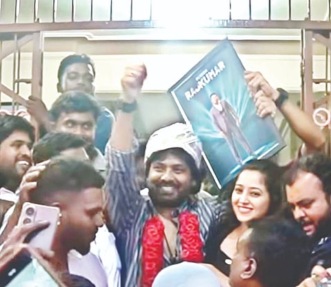 ಪಿರಿಯಾಪಟ್ಟಣದ ಶ್ರೀ ಮಹದೇಶ್ವರ ಸ್ವಾಮಿ ಚಿತ್ರಮಂದಿರಕ್ಕೆ ‘ಲೋ ನವೀನ’ ಚಿತ್ರತಂಡ ಭೇಟಿ ನೀಡಿ ಅಭಿಮಾನಿಗಳೊಂದಿಗೆ ಸಂಭ್ರಮಿಸಿದರು. ನಟ ನವೀನ್ ಸಜ್ಜು, ನಾಯಕಿ ವರ್ಷಾ ಇತರರಿದ್ದರು.