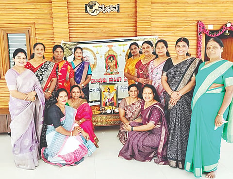 ಪಿರಿಯಾಪಟ್ಟಣದ ಚುಂಚಶ್ರೀ ಒಕ್ಕಲಿಗ ಮಹಿಳಾ ಸಂಘದ ಆವರಣದಲ್ಲಿ ನಾಡಪ್ರಭು ಕೆಂಪೇಗೌಡರ 517ನೇ ಜಯಂತಿ ಆಚರಿಸಲಾಯಿತು. ಅಧ್ಯಕ್ಷೆ ಉಷಾ ಗಿರೀಶ್, ಉಪಾಧ್ಯಕ್ಷೆ ಜ್ಯೋತಿ ವಿಕ್ರಂರಾಜ್, ಸುಷ್ಮಾ, ಮೀನಾ, ಸುನೀತಾ, ಸವಿತಾ, ರಜಿನಿ ಇತರರು ಇದ್ದರು.
