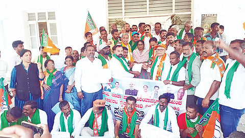 ರೈತರ ಸಮಸ್ಯೆಗಳಿಗೆ ಸ್ಪಂದಿಸದೇ ಇರುವ ರಾಜ್ಯ ಸರ್ಕಾರದ ಕ್ರಮ ಖಂಡಿಸಿ ತಾಲೂಕು ಬಿಜೆಪಿ ಪದಾಧಿಕಾರಿಗಳು ಶಿರಸ್ತೇದಾರ್ ಶಕೀಲಾ ಭಾನು ಮೂಲಕ ರಾಜ್ಯಪಾಲರಿಗೆ ಮನವಿ ಸಲ್ಲಿಸಿದರು. ತಾಲೂಕು ಬಿಜೆಪಿ ಅಧ್ಯಕ್ಷ ವಿ.ರಾಜೇಂದ್ರ, ಮಾಜಿ ಶಾಸಕ ಎಚ್.ಸಿ.ಬಸವರಾಜ್, ಮುಖಂಡರಾದ ಚನ್ನಬಸವರಾಜು, ರವಿ, ಆರ್.ಟಿ.ಸತೀಶ್, ಜಿ.ಸಿ.ವಿಕ್ರಂ ರಾಜ್, ಪಿ.ಜೆ.ರವಿ, ದೇವೇಂದ್ರ ಇತರರು ಇದ್ದರು.