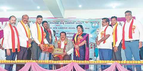 ತೊರೆ ಕಾಡನಹಳ್ಳಿ ಗ್ರಾಮದಲ್ಲಿ ನಡೆದ ಕಾರ್ಯಕ್ರಮದಲ್ಲಿ ಸನ್ಮಾನಿಸುತ್ತಿರುವ ಚಿತ್ರ