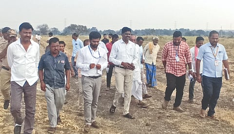  ಹುನಗುಂದ ತಾಲೂಕಿನ ಯಡಹಳ್ಳಿ ಗ್ರಾಮದ ರೈತರು ಭೂಮಿಗೆ ಪರಿಹಾರ ಹಣ ನೀಡಿವಂತೆ ಆಗ್ರಹಿಸಿ ರಾಷ್ಟ್ರೀಯ ಹೆದ್ದಾರಿ ಕಾಮಗಾರಿ ತಡೆದು ಪ್ರತಿಭಟಿಸಿದರು. ರೈತರಾದ ನಾಗಪ್ಪ ಬೀಳಗಿ, ಮಲ್ಲನಗೌಡ ಗೌಡರ, ಅಂದನಗೌಡ ಗೌಡರ, ನಿಂಗನಗೌಡ ಗೌಡರ, ತಹಸೀಲ್ದಾರ್ ಪ್ರದೀಪ ಹಿರೇಮಠ, ಪಿಎಸ್‌ಐ ಎಸ್.ಜಿ.ಆಲದಕಟ್ಟಿ ಇದ್ದರು.