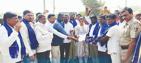 ಕವಿತಾಳದಲ್ಲಿ ನಾಡಕಚೇರಿಯ ಎಸ್‌ಡಿಎ ವಿಜಯಲಕ್ಷ್ಮೀಗೆ ದಲಿತ ಸಂರಕ್ಷ ಸಮಿತಿ ಮನವಿ ಸಲ್ಲಿಸಿತು. ಮುಖಂಡರಾದ ಹುಚ್ಚಪ್ಪ ಬುಳ್ಳಾಪುರ, ಈರಣ್ಣ ಕೆಳಗೇರಾ, ಬಾಲಸ್ವಾಮಿ ಜಿನ್ನಾಪುರ, ಹುಚ್ಚಪ್ಪ ವಡವಟ್ಟಿ, ಚಂದ್ರು, ಹುಲುಗಪ್ಪ ಇತರರಿದ್ದರು.