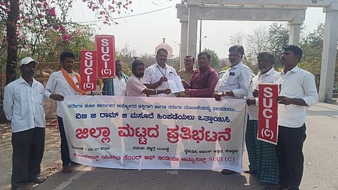 ನರೇಗಾ ಯೋಜನೆ ಹೆಸರು ಬದಲಾವಣೆ ಖಂಡಿಸಿ ಎಸ್​ಯುಸಿಐ ಪದಾಧಿಕಾರಿಗಳು ಗುರುವಾರ ಕೊಪ್ಪಳದಲ್ಲಿ ಪ್ರತಿಭಟನೆ ನಡೆಸಿದರು. ಎಸ್​ಯುಸಿಐ ಜಿಲ್ಲಾ ಪ್ರಮುಖರಾದ ಶರಣು ಗಡ್ಡಿ, ದ್ಯಾಮಣ್ಣ ಡೊಳ್ಳಿ, ಈರಪ್ಪ, ಲಕ್ಷ$್ಮಣ, ವೆಂಕಟೇಶ ರೆಡ್ಡಿ, ಮುನಿಯಪ್ಪ, ರಾಮಲಿಂಗ ಶಾಸ್ತ್ರಿ, ಶಂಕ್ರಮ್ಮ ಇದ್ದರು.