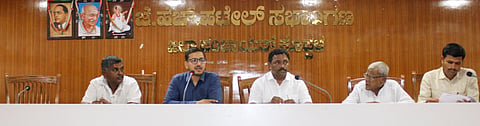 ನಗರದ ಜಿಪಂನ ಜೆ.ಎಚ್​.ಪಟೇಲ್​ ಸಭಾಂಗಣದಲ್ಲಿ ಜಿಲ್ಲಾ ಮಟ್ಟದ ಗ್ಯಾರಂಟಿ ಯೋಜನೆಗಳ ಪ್ರಗತಿ ಪರಿಶೀಲನ ಸಭೆಯಲ್ಲಿ ಜಿಲ್ಲಾ ಅನುಷ್ಠಾನ ಪ್ರಾಧಿಕಾರದ ಅಧ್ಯಕ್ಷ ರಡ್ಡಿ ಶ್ರೀನಿವಾಸ ಅವರು ಮಾತನಾಡಿದರು. ಜಿಪಂ ಸಿಇಒ ವರ್ಣಿತ್​ ನೇಗಿ, ಗ್ಯಾರಂಟಿ ಅನುಷ್ಠಾನ ಪ್ರಾಧಿಕಾರದ ಉಪಾಧ್ಯಕ್ಷರಾದ ಮಂಜುನಾಥ ಗೋಂಡಬಾಳ, ಕಾಸಿಮ್​ ಸಾಬ್​, ಅಮರೇಶಪ್ಪ ಎಸ್​.ಜಿ. ಇತರರಿದ್ದರು.