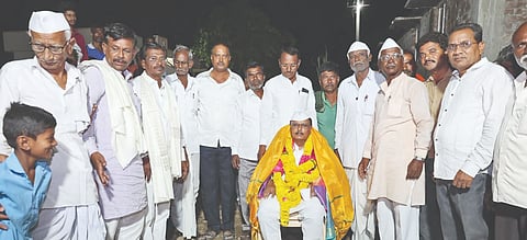 ಆಳಂದ ತಾಲೂಕಿನ ಧಂಗಾಪುರದಲ್ಲಿ ಶಾಸಕ ಬಿ.ಆರ್​.ಪಾಟೀಲ್​ ಅವರನ್ನು ಗ್ರಾಮಸ್ಥರು ಸನ್ಮಾನಿಸಿದರು. ಗುರುಲಿಂಗ ಜಂಗಮ ಪಾಟೀಲ್​, ಈರಣ್ಣ ಝಳಕಿ, ಬಸವರಾಜ ಆಳಂದ, ವೀರೇಂದ್ರ ಶೇಗಜಿ ಇತರರಿದ್ದರು.