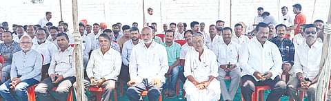 ಚಿತ್ತಾಪುರದಲ್ಲಿ ಹಮ್ಮಿಕೊಂಡಿದ್ದ ಸಭೆಯಲ್ಲಿ ನಾಗರೆಡ್ಡಿ ಪಾಟೀಲ್​, ಡಾ.ಚಂದ್ರಶೇಖರ ಕಾಂತಾ, ಡಾ.ಪ್ರಭುರಾಜ ಕಾಂತಾ, ಅಣ್ಣಾರಾವ ಪಾಟೀಲ್​ ಮೂಡಬೂಳ, ಪ್ರಭುದೇವ ಬಮ್ಮನಳ್ಳಿ, ನಾಗರಾಜ ಭಂಕಲಗಿ, ಅಶೋಕ ನಿಪ್ಪಾಣಿ ಇತರರಿದ್ದರು.