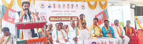  ಆಳಂದನಲ್ಲಿ ಹಮ್ಮಿಕೊಂಡಿದ್ದ ಪ್ರಶಿಕ್ಷಣ ಮಹಾಭಿಯಾನ ಸಮಾರೋಪ ಸಮಾರಂಭದಲ್ಲಿ ವಿಧಾನ ಪರಿಷತ್​ ಪ್ರತಿಪಕ್ಷ ನಾಯಕ ಛಲವಾದಿ ನಾರಾಯಣಸ್ವಾಮಿ ಮಾತನಾಡಿದರು. ಸುಭಾಷ ಗುತ್ತೇದಾರ್​, ಸುಭಾಷ ಬಗಲಿ, ಮಲ್ಲಿಕಾರ್ಜುನ ಕಂದಗೂಳೆ, ಹರ್ಷಾ ಗುತ್ತೇದಾರ್​ ಇತರರಿದ್ದರು.