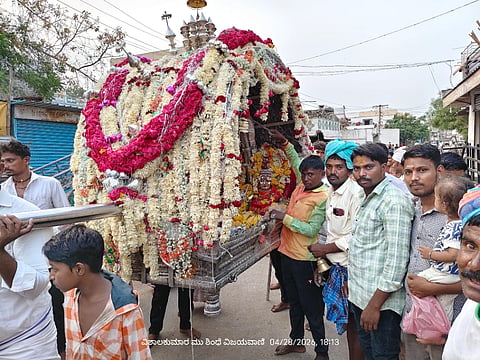 ದೋರನಹಳ್ಳಿಯಲ್ಲಿ ಬಸವೇಶ್ವರ ರಥೋತ್ಸವದ ನಂತರ ಅಂಭಾಭವಾನಿ ಪಲ್ಲಕ್ಕಿ ಉತ್ಸವ ಗ್ರಾಮದ ಪ್ರಮುಖ ಬೀದಿಗಳಲ್ಲಿ ಅದ್ದೂರಿಯಾಗಿ ಜರುಗಿತು.