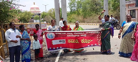 ವಿವಿಧ ಬೇಡಿಕೆ ಈಡೇರಿಕೆಗೆ ಒತ್ತಾಯಿಸಿ ರಾಜ್ಯ ದೇವದಾಸಿ ಮಹಿಳೆಯರ ವಿಮೋಚನಾ ಸಂದ ಜಿಲ್ಲಾ ಪದಾಧಿಕಾರಿಗಳು ಕೊಪ್ಪಳದಲ್ಲಿ ಪ್ರತಿಭಟನೆ ನಡೆಸಿದರು. ಪ್ರತಿಭಟನಕಾರರಾದ ಜಿ.ಹುಲಿಗೆಮ್ಮ, ಮಂಜುನಾಥ ಡಗ್ಗಿ, ಸುಂಕಪ್ಪ ಗದಗ, ಹುಲಿಗೆಮ್ಮ ಹಾಲಳ್ಳಿ, ಮಹಾದೇವಿ ಇದ್ದರು.