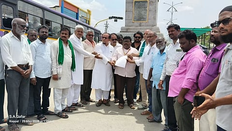 ಗೋವು ದೇಶದ ರಾಷ್ಟ್ರೀಯ ಪ್ರಾಣಿ ಎಂದು ಘೋಷಿಸುವಂತೆ ಒತ್ತಾಯಿಸಿ ಶುಕ್ರವಾರ ಕೊಪ್ಪಳದ ಅಶೋಕ ವೃತ್ತದಲ್ಲಿ ಕರ್ನಾಟಕ ಮುಸ್ಲಿಮ್​ ಸಂಘಟನೆಗಳ ಒಕ್ಕೂಟ ಪ್ರತಿಭಟನೆ ನಡೆಸಿ ಉಪ ತಹಶೀಲ್ದಾರ್​ ಗವಿಸಿದ್ದಪ್ಪ ಮಣ್ಣೂರ ಮನವಿ ಸಲ್ಲಿಸಲಾಯಿತು.ಮುಸ್ಲಿಮ್​ ಸಂಘಟನೆಗಳ ಒಕ್ಕೂಟದ ಜಿಲ್ಲಾ ಸಂಚಾಲಕ ಮುನೀರ್​ ಅಹ್ಮದ್​ ಸಿದ್ದೀಕಿ, ಜೆ.ಎಮ್​.ವೀರಸಂಗಯ್ಯ, ನಜೀರ್​ ಸಾಬ್​ ಮೂಲಿಮನಿ, ಬಸವರಾಜ್​ ಶೀಲವಂತರ್​, ಶಾಹಿದ್​ ತಹಶೀಲ್ದಾರ್​, ಶೇಖ್​ ಹಿದಾಯತುಲ್ಲಾ ಬಹದ್ದೂರ್​ ಬಂಡಿ, ಎಸ್​.ಎ.ಗಫಾರ್​ ಇದ್ದರು.