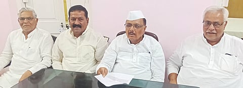 ಆಳಂದನಲ್ಲಿ ಹಮ್ಮಿಕೊಂಡಿದ್ದ ಎಸ್​ಐಆರ್​ ಕುರಿತ ಸಭೆಯಲ್ಲಿ ಶಾಸಕ ಬಿ.ಆರ್​.ಪಾಟೀಲ್​ ಮಾತನಾಡಿದರು. ಶಿವಪುತ್ರಪ್ಪ ಪಾಟೀಲ್​, ಶರಣು ಭೂಸನೂರ, ಸುಭಾಷ ಮುರುಡ ಇದ್ದರು.