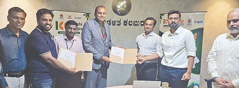 ಕಲಬುರಗಿಯ ಜಿಲ್ಲಾಧಿಕಾರಿ ಕಚೇರಿಯಲ್ಲಿ ವೀರಪ್ಪ ನಿಷ್ಠಿ ಇಂಜನಿಯರಿಂಗ್​ ಕಾಲೇಜು ಮತ್ತು ಕೃಷಿಕಲ್ಪ ಫೌಂಡೇಷನ್​ ನಡುವೆ ಕೃಷಿ ಅಭಿವೃದ್ಧಿಗೆ ಸಂಬಂಧಿಸಿದ ಒಡಂಬಡಿಕೆಗೆ ಸಹಿ ಹಾಕಲಾಯಿತು. ಕಲಬುರಗಿ ಡಿಸಿ ಮೊಹ್ಮದ್​ ಇಕ್ರಮ್​ ಶರೀಫ್​, ಸಿ.ಎಂ.ಪಾಟೀಲ್​ ಇತರರಿದ್ದರು.