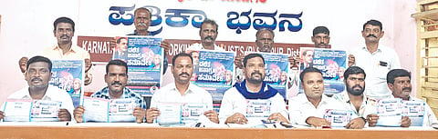 ಬೆಂಗಳೂರಿನಲ್ಲಿ ಹಮ್ಮಿಕೊಂಡ ದಲಿತ ಜನಾಗ್ರಹ ಸಮಾವೇಶದ ಭಿತ್ತಿಪತ್ರವನ್ನು ಸುರಪುರ ಪತ್ರಿಕಾ ಭವನದಲ್ಲಿ ಸೋಮವಾರ ದಲಿತ ಸಂರ್ಷ ಸಮಿತಿ ಪದಾಧಿಕಾರಿಗಳು ಬಿಡುಗಡೆ ಮಾಡಿದರು. ಮಾಳಪ್ಪ ಕಿರದಳ್ಳಿ, ಶರಣಬಸಪ್ಪ ಪರಸನಹಳ್ಳಿ, ಪ್ರಕಾಶ ಮುಷ್ಠಳ್ಳಿ, ಡಾ.ಮಲ್ಲು ಮುಷ್ಠಳ್ಳಿ, ಮಲ್ಲಿಕಾರ್ಜುನ ಹಾದಿಮುನಿ, ಗೋಲಾಳಪ್ಪ ಕಟ್ಟಿಮನಿ, ನಿಂಗಪ್ಪ ಮೇಸಿ, ಕೆಂಚಪ್ಪ ಕಟ್ಟಿಮನಿ ಇತರರಿದ್ದರು.
