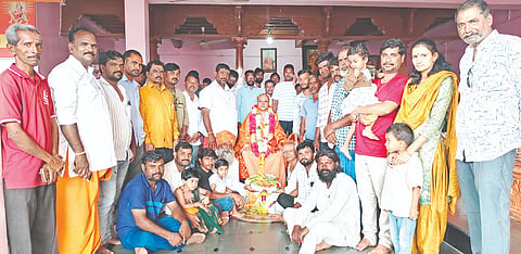 ದೋರನಹಳ್ಳಿಯ ಸಿದ್ಧಾರೂಢ ಸಿದ್ದಾಶ್ರಮದಲ್ಲಿ ಗುರುಪೂರ್ಣಿಮೆಯನ್ನು ಅವಧೂತರಾದ ಶ್ರೀ ಭೀಮಾಶಂಕರಾನAದ ಅವಧೂತರ ಪಾದಪೂಜೆ ಮಾಡಿ ಭಕ್ತರು ಆಶೀರ್ವಾದ ಪಡೆದರು.