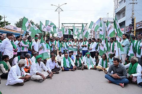 ಬರಪರಿಹಾರಕ್ಕೆ ಒತ್ತಾಯಿಸಿ ಜೆಡಿಎಸ್​ ಪದಾಧಿಕಾರಿಗಳು ಬುಧವಾರ ಕೊಪ್ಪಳದಲ್ಲಿ ಪ್ರತಿಭಟನೆ ನಡೆಸಿದರು. ಜೆಡಿಎಸ್​ ರಾಜ್ಯ ಕೋರ್​ ಕಮಿಟಿ ಸದಸ್ಯ ಸಿ.ವಿ.ಚಂದ್ರಶೇಖರ, ಪದಾಧಿಕಾರಿಗಳಾದ ಈಶಪ್ಪ ಮಾದಿನೂರ, ಮೂರ್ತೆಪ್ಪ ಗಿಣಿಗೇರಾ, ಮಲ್ಲನಗೌಡ ಕೋನನಗೌಡ, ವಿರೇಶಗೌಡ್ರ ದಳಪತಿ, ಸುರೇಶ ದದೇಗಲ್​ ಇದ್ದರು. 