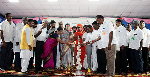 ಕೊಪ್ಪಳದಲ್ಲಿ ಬುಧವಾರ ಹಮ್ಮಿಕೊಂಡಿದ್ದ ಹಡಪದ ಅಪ್ಪಣ್ಣ ಜಯಂತಿ ಕಾರ್ಯಕ್ರಮವನ್ನು ಗಣ್ಯರು ಉದ್ಘಾಟಿಸಿದರು. ವಿಪ ಸದಸ್ಯೆ ಹೇಮಲತಾ ನಾಯಕ, ಶ್ರೀ ಶಿವಶಾಂತವೀರ ಸ್ವಾಮೀಜಿ, ಸಾವಿತ್ರಿ ಮುಜುಂದಾರ, ಕನ್ನಡ ಮತ್ತು ಸಂಸತಿ ಇಲಾಖೆ ಸಹಾಯಕ ನಿರ್ದೇಶಕ ಕರ್ಣಕುಮಾರ್​, ಸಮುದಾಯ ಪ್ರಮುಖರಾದ ಮಂಜುನಾಥ ಹಂದ್ರಾಳ, ಮೌನೇಶ ಹಡಪದ ಇದ್ದರು. 