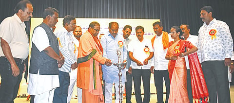 ಕಲಬುರಗಿಯಲ್ಲಿ ಬುಧವಾರ ಆಯೋಜಿಸಿದ್ದ ಶಿವಶರಣ ಹಡಪದ ಅಪ್ಪಣ್ಣ ಜಯಂತಿ ಕಾರ್ಯಕ್ರಮವನ್ನು ಶಾಸಕ ಅಲ್ಲಮಪ್ರಭು ಪಾಟೀಲ್​ ಉದ್ಘಾಟಿಸಿದರು. ಶ್ರೀ ಸೋಮಶೇಖರ ಶಿವಾಚಾರ್ಯ, ಬಾಲ ಬ್ರಹ್ಮಚಾರಿ ಶ್ರೀ ರಾಜ ಶಿವಯೋಗಿಗಳು, ಡಾ.ನಾಗಪ್ಪ ಗೋಗಿ, ಈರಣ್ಣ ಹಡಪದ ಸಣ್ಣೂರ, ಜಗದೀಶ್ವರಿ ನಾಸಿ ಇತರರಿದ್ದರು.