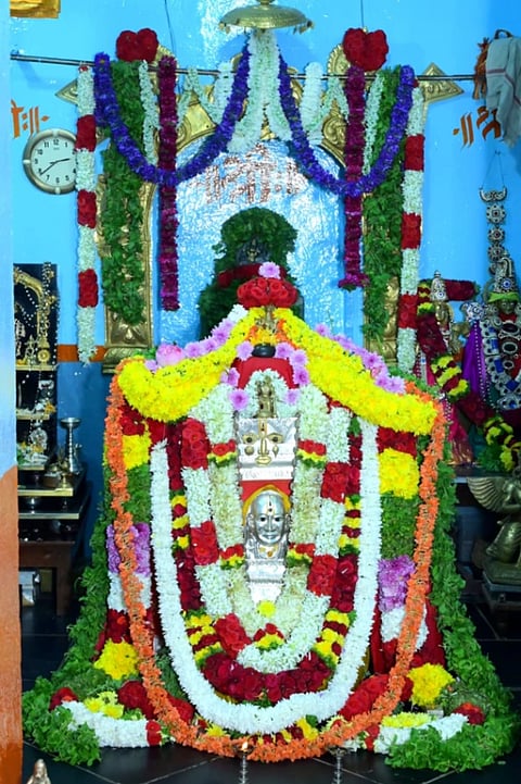 ಪೂರ್ವಾರಾಧನೆ ಅಂಗವಾಗಿ ಶನಿವಾರ ಕೊಪ್ಪಳದ ಶ್ರೀ ರಾವೇಂದ್ರ ಸ್ವಾಮಿಗೆ ಮಾಡಿದ್ದ ವಿಶೇಷ ಅಲಂಕಾರ. 