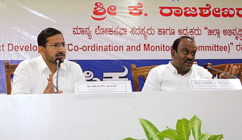ಕೊಪ್ಪಳದಲ್ಲಿ ಶನಿವಾರ ಸಂಸದ ರಾಜಶೇಖರ ಹಿಟ್ನಾಳ ಅಧ್ಯಕ್ಷತೆಯಲ್ಲಿ ಜಿಪಂ ದಿಶಾ ಸಮಿತಿ ಸಭೆ ನಡೆಯಿತು. ಜಿಪಂ ಸಿಇಒ ವರ್ಣಿತ್​ ನೇಗಿ ಇದ್ದರು. 