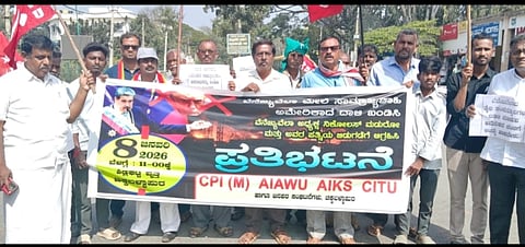 ಚಿಕ್ಕಬಳ್ಳಾಪುರದಲ್ಲಿ ಕೈಗೊಂಡಿದ್ದ ಪ್ರತಿಭಟನೆಯಲ್ಲಿ ರಾಜ್ಯ ಸಿಪಿಐ(ಎಂ) ಕಾರ್ಯದರ್ಶಿ ಮಂಡಳಿ ಸದಸ್ಯ ಎಂ.ಪಿ.ಮುನಿವೆಂಕಟಪ್ಪ, ಜಿಲ್ಲಾ ಸಿಪಿಐ(ಎಂ) ಕಾರ್ಯದರ್ಶಿ ಜಿ.ಸಿದ್ದಗಂಗಪ್ಪ, ಸಮಿತಿ ಸದಸ್ಯರಾದ ಬಿ.ಎನ್.ಮುನಿಕೃಷ್ಣಪ್ಪ,  ಎಂ.ಎನ್.ರಘುರಾಮರೆಡ್ಡಿ ಮತ್ತಿತರರು ಭಾಗವಹಿಸಿದ್ದರು.   