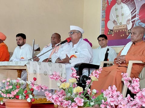 ಅರಟಾಳ ಸಮೀಪದ ಇಂಚಗೇರಿ ಮಠದಲ್ಲಿ ಹಮ್ಮಿಕೊಂಡಿದ್ದ ಮಾಧವಾನಂದ ಪ್ರಭೂಜಿ 46ನೇ ಪುಣ್ಯಸ್ಮರಣೋತ್ಸವದಲ್ಲಿ ರೇವಣಸಿದ್ಧೇಶ್ವರ ಮಹಾರಾಜರು ಮಾತನಾಡಿದರು. ಯಶವಂತರಾಯಗೌಡ ಪಾಟೀಲ, ಶಿವಾನಂದ ಸ್ವಾಮೀಜಿ ಇತರರಿದ್ದರು.