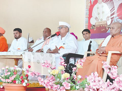 ಇಂಚಗೇರಿ ಮಠದಲ್ಲಿ ಹಮ್ಮಿಕೊಂಡಿದ್ದ ಮಾಧವಾನಂದ ಪ್ರಭೂಜಿ 46ನೇ ಪುಣ್ಯಸ್ಮರಣೋತ್ಸವದಲ್ಲಿ ರೇವಣಸಿದ್ಧೇಶ್ವರ ಮಹಾರಾಜರು ಮಾತನಾಡಿದರು. ಯಶವಂತರಾಯಗೌಡ ಪಾಟೀಲ, ಶಿವಾನಂದ ಸ್ವಾಮೀಜಿ ಇತರರಿದ್ದರು.