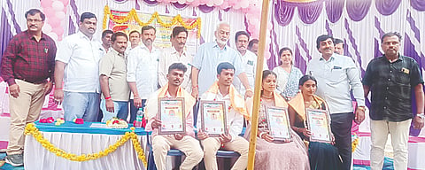 ಅರಕಲಗೂಡು ತಾಲೂಕಿನ ಕೊಣನೂರು ಬಿಎಸ್‌ಎಸ್ ಪದವಿ ಪೂರ್ವ ಕಾಲೇಜಿನಲ್ಲಿ ಇತ್ತೀಚೆಗೆ ಆಯೋಜಿಸಿದ್ದ ಕ್ರೀಡೆ, ಸಾಂಸ್ಕೃತಿಕ ಹಾಗೂ ಸಹಪಠ್ಯ ಚಟುವಟಿಕೆಗಳ ಉದ್ಘಾಟನೆ ಸಮಾರಂಭದಲ್ಲಿ ದ್ವಿತೀಯ ಪಿಯು ಪರೀಕ್ಷೆಯಲ್ಲಿ ಹೆಚ್ಚು ಅಂಕ ಗಳಿಸಿದ ವಿದ್ಯಾರ್ಥಿಗಳನ್ನು ಸನ್ಮಾನಿಸಲಾಯಿತು. ಎ. ಮಂಜು, ಗಿರೀಶ್,  ಸೋಮು, ಲೋಕೇಶ್, ಶ್ರೀನಿವಾಸ್, ಪುಟ್ಟರಾಜು ಇತರರಿದ್ದರು.