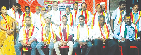 ಅಡಹಳ್ಳಿ ಗ್ರಾಮದ ಬೀರಲಿಂಗೇಶ್ವರ ದೇವಸ್ಥಾನ ಆವರಣದಲ್ಲಿ ಸಾಧಕರನ್ನು ಸನ್ಮಾನಿಸಲಾಯಿತು. ಸುನೀಲ ಕೆಂಚಣ್ಣವರ, ಈರಗೌಡ ಪಾಟೀಲ, ಬಸವಂತ ಗುಡ್ಡಾಪುರ, ಪರಸಪ್ಪ ಅಥಣಿ, ಆನಂದ ದೂಳಶೆಟ್ಟಿ ಇತರರಿದ್ದರು.