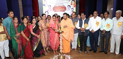 ಬೆಳಗಾವಿ ನಗರದ ಕುಮಾರ ಗಂಧರ್ವ ಕಲಾ ಮಂದಿರದಲ್ಲಿ ಹಮ್ಮಿಕೊಂಡಿದ್ದ ಮಹಿಳಾ ದಿನಾಚರಣೆ ಹಾಗೂ ಸಾವಿತ್ರಿಬಾಯಿ ುಲೆ ಜಿಲ್ಲಾ ಪ್ರಶಸ್ತಿ ಪ್ರದಾನ ಸಮಾರಂಭವನ್ನು ಗಣ್ಯರು ಉದ್ಘಾಟಿಸಿದರು. ಮಲ್ಲಿಕಾರ್ಜುನ ಸ್ವಾಮೀಜಿ, ಲೀಲಾವತಿ ಹಿರೇಮಠ, ಆಂಜನೇಯ ಆರ್.ಕೆ., ರವಿ ಭಜಂತ್ರಿ, ಸುರೇಖಾ ಬಾಯನ್ನವರ ಇತರರಿದ್ದರು.