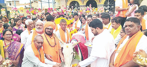  ಪಾಶ್ಚಾಪುರ ಗ್ರಾಮದಲ್ಲಿ ಗುರುರಾಯರ ಆರಾಧನಾ ಮಹೋತ್ಸವ ಅಂಗವಾಗಿ ಹಮ್ಮಿಕೊಂಡಿದ್ದ ಗೋಪೂಜೆ ಕಾರ್ಯಕ್ರಮದಲ್ಲಿ ವಿಶ್ವಾರಾಧ್ಯ ಶಿವಾಚಾರ್ಯರು, ಅಭಿನವ ಮಂಜುನಾಥ ಸ್ವಾಮೀಜಿ, ಬಸವರಾಜ ಹೊಸಮನಿ, ವೆಂಕಟೇಶ ದೇಶಪಾಂಡೆ ಇತರರಿದ್ದರು.