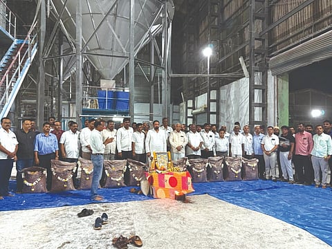 ಅಥಣಿ ಕೃಷ್ಣಾ ಸಹಕಾರ ಸಕ್ಕರೆ ಕಾರ್ಖಾನೆಯಲ್ಲಿ ಸಕ್ಕರೆ ಮೂಟೆಗಳಿಗೆ ಪೂಜೆ ಸಲ್ಲಿಸಲಾಯಿತು. ಶಾಸಕ ಲಕ್ಷ್ಮಣ ಸವದಿ, ಪರಪ್ಪ ಸವದಿ, ಶಂಕರ ವಾಘಮೋಡೆ, ಜಿ.ಎಂ.ಪಾಟೀಲ ಇತರರಿದ್ದರು.