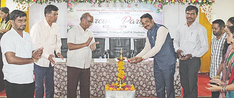 ಬಸವಕಲ್ಯಾಣದ ಎಸ್​ಎಸ್​ಕೆ ಬಸವೇಶ್ವರ ಕಾಲೇಜಿನಲ್ಲಿ ಆಯೋಜಿಸಿದ್ದ ಬೀಳ್ಕೊಡುಗೆ ಕಾರ್ಯಕ್ರಮವನ್ನು  ವಿಜಯಪುರದ  ಹಿರಿಯ ಸಿವಿಲ್​ ನ್ಯಾಯಾಧೀಶ ಮಹೇಶ  ನಾಗರಾಳೆ ಉದ್ಘಾಟಿಸಿದರು. ಪ್ರಾಚಾರ್ಯ ಡಾ.ಶಿವಕುಮಾರ ಪಾಟೀಲ್​, ಪ್ರೊ.ಆರ್​ಡಿ ಬಾಲಿಕಿಲೆ, ಸುರೇಶ ಎಚ್​.ಆರ್​., ಶಶಿಧರ್​ ಪಾಟೀಲ್​, ವಿಠೋಬಾ ಡೊಣ್ಣೆಗೌಡರ ಇದ್ದರು.