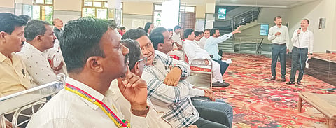 ಭಾಲ್ಕಿ ಪಟ್ಟಣದ ಕಾರಂಜಾ ರೈತ ಸಮುದಾಯ ಭವನದಲ್ಲಿ  ಸೋಮವಾರ ಹಮ್ಮಿಕೊಂಡಿದ್ದ ಮತದಾರರ ವಿಶೇಷ ಸಮಗ್ರ ಪರಿಷ್ಕರಣೆ (ಎಸ್​ಐಆರ್​) ತರಬೇತಿ ಕಾರ್ಯಾಗಾರದಲ್ಲಿ ತಹಸೀಲ್ದಾರ್​ ಮಲ್ಲಿಕಾರ್ಜುನ ವಡ್ಡನಕೇರೆ ಮಾತನಾಡಿದರು. ಗೋಪಾಲ ಹಿಪ್ಪರಗಿ, ಬಿಇಒ ಸಿ.ಜಿ.ಹಳ್ಳದ್​, ಸತೀಶಕುಮಾರ ಮುದ್ದಾ, ಜ್ಞಾನೇಶ್ವರ ಮಂಡೆ ಇತರರಿದ್ದರು.