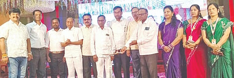 ಭಾಲ್ಕಿಯ ಕಾರಂಜಾ ರೈತ ಸಮುದಾಯ ಭವನದಲ್ಲಿ ಆಯೋಜಿಸಿದ್ದ ಪ್ರತಿಭಾ ಪುರಸ್ಕಾರ ಸಮಾರಂಭವನ್ನು ೇತ್ರ ಶಿಕ್ಷಣಾಧಿಕಾರಿ ಸಿ.ಜಿ.ಹಳ್ಳದ್​ ಉದ್ಘಾಟಿಸಿದರು. ಮಲ್ಲಿಕಾರ್ಜುನ ಹಲಮಂಡಗೆ, ಅಮರ ಹಲಮಂಡಗೆ, ಮೀನಾ ಪಾಟೀಲ, ಮುಸ್ತಾಕ್​ ಪಟೇಲ್​,  ನಾಗಭೂಷಣ ಮಾಮಡಿ, ತಿಪ್ಪಣ್ಣ ಶಿವಪುರೆ ಇತರರಿದ್ದರು.