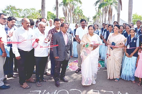 ಬೋರಗಾಂವ ಪಟ್ಟಣದಲ್ಲಿ ಆಯೋಜಿಸಿದ್ದ ಉದ್ಯೋಗ ಮೇಳಕ್ಕೆ ಮೀನಾಕ್ಷಿ ಪಾಟೀಲ ಚಾಲನೆ ನೀಡಿದರು. ವಿನಯಶ್ರೀ ಪಾಟೀಲ, ಯುವರಾಜ ಪಾಟೀಲ ಇತರರಿದ್ದರು.